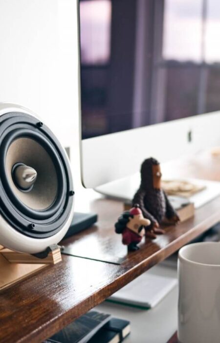 office_speaker_desk_workspace_apple-1585